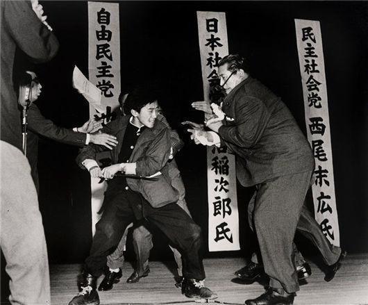 外国老照片：女子86层楼跃下尸身完整，刺客冲上台刺杀日本政客