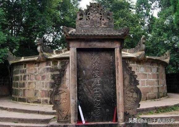 三国时期的一座古墓，因名字独特无人去盗，墓主与诸葛亮齐名