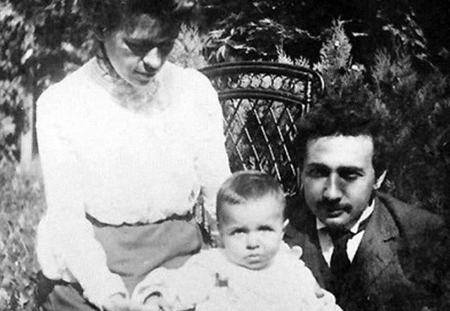 爱因斯坦生育了三个孩子，两个精神异常，只有一个正常却不幸早逝
