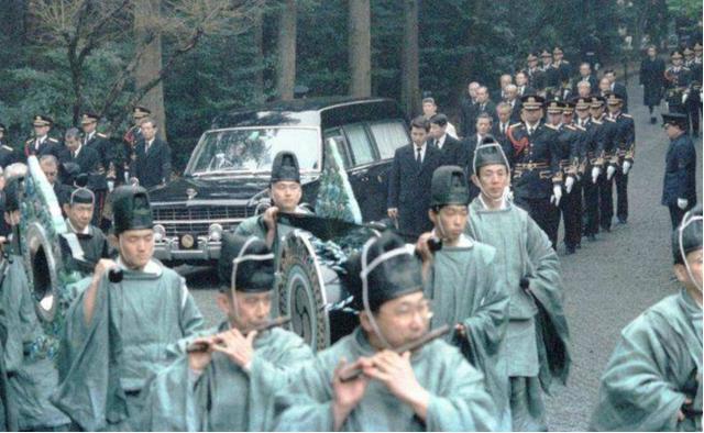 日本天皇过世后，曾邀请中国参加其葬礼，我方代表只回应四个字