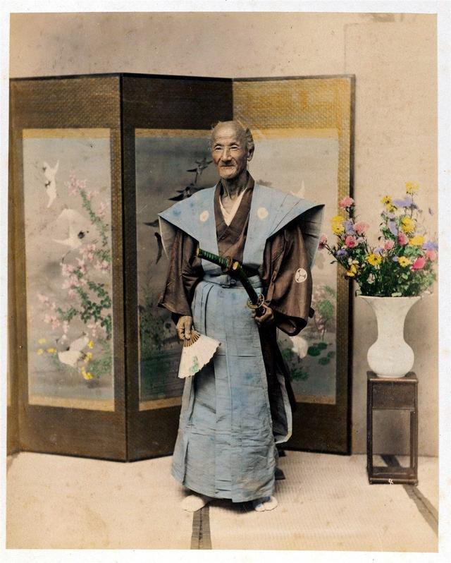 实拍百年前日本武士：人比刀短，志比天高，营养不良却面露杀气！