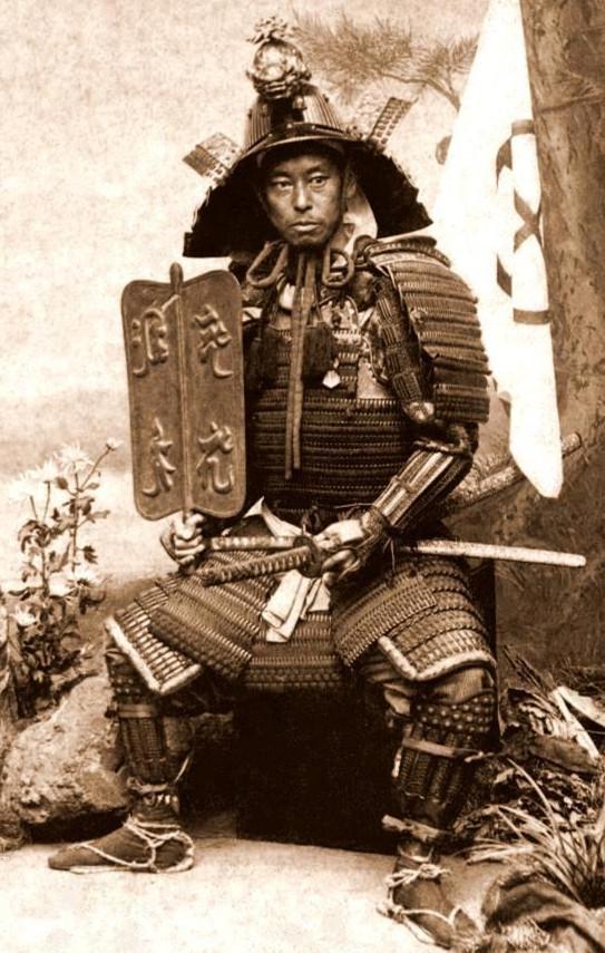 实拍百年前日本武士：人比刀短，志比天高，营养不良却面露杀气！