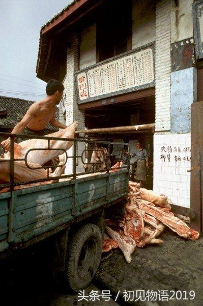 八十年代老照片：民风淳朴和谐美满，一斤猪肉才卖几毛钱