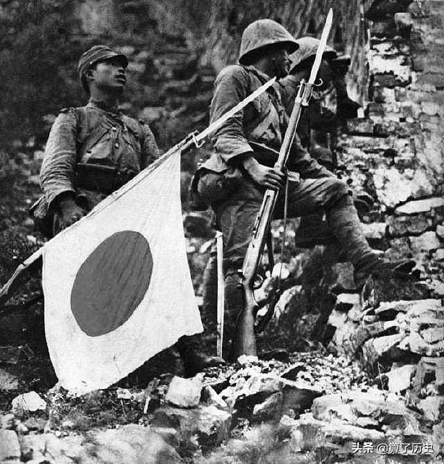 日本鬼子枪上挂国旗图片